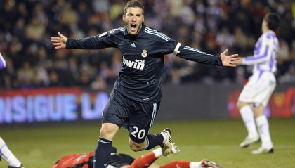 kaiyun_周三德甲深度解析，拜仁中场调度主宰节奏，科隆残阵拦截失灵陷困局