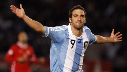 kaiyun_攻防一体擎天柱！戈贝尔近4战场均13.8+13.8+1.5帽 率队捍卫禁飞区